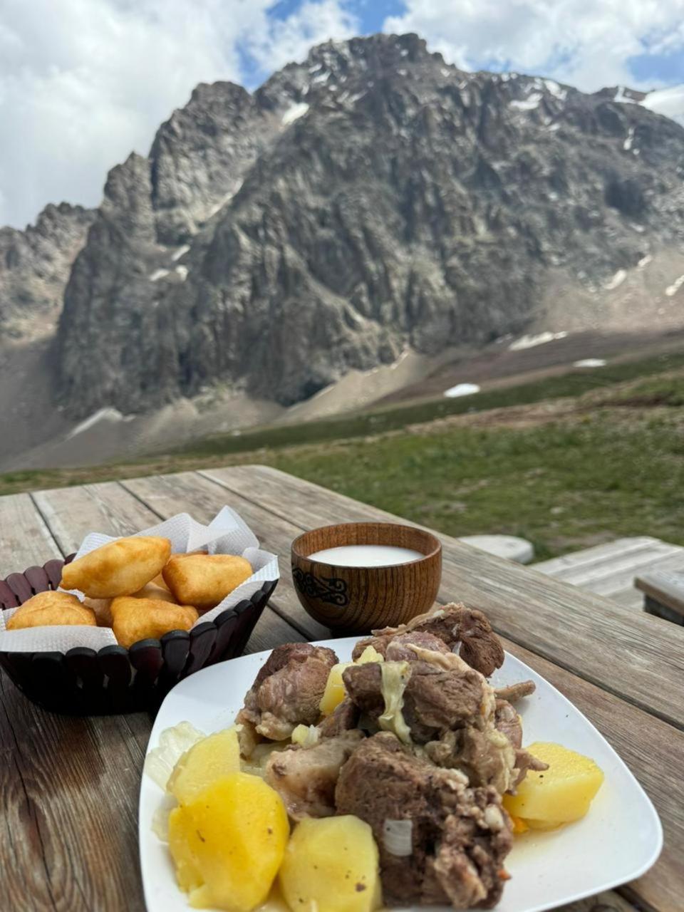 Yurta Base Camp, Shymbulak Mountain Resort Besqaynar Екстериор снимка